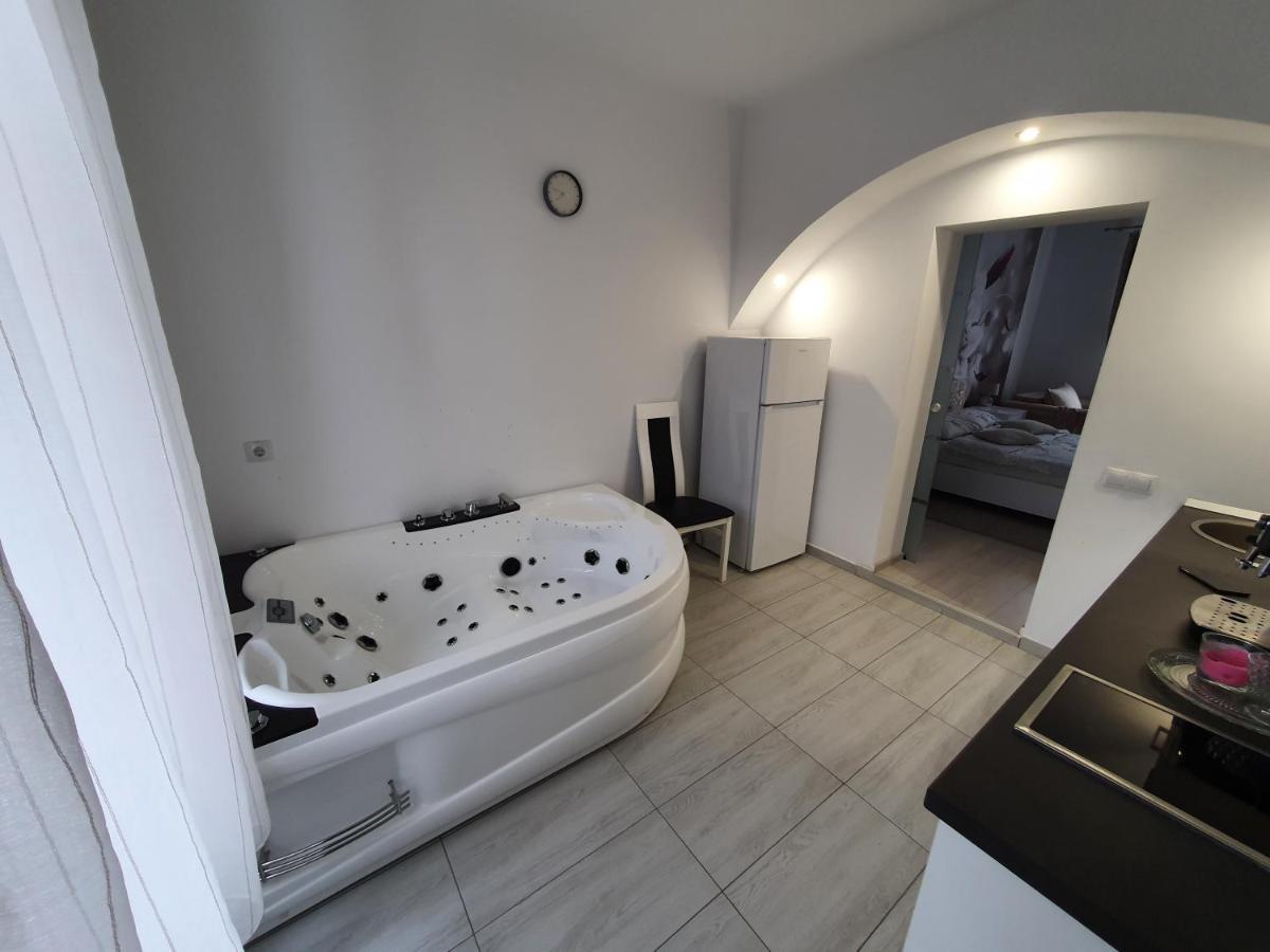 White House & Jacuzzi Apartamento Sibiu Exterior foto